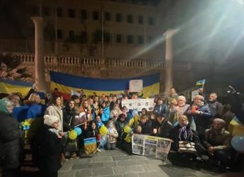 Sanremo, ucraini in piazza: “Dittatori non si combattono con fiori”