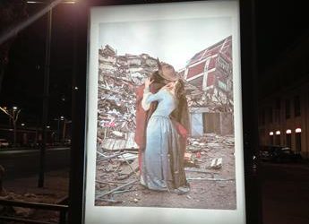 Terremoto, bacio simbolico del ‘Banksy torinese’ a sostegno di Turchia e Siria