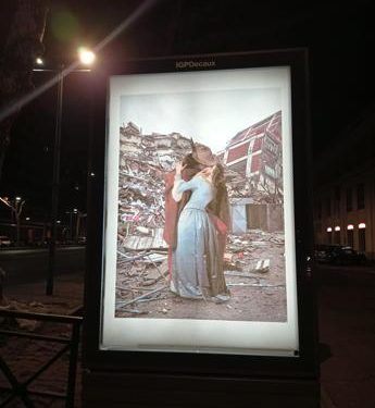 Terremoto, bacio simbolico del ‘Banksy torinese’ a sostegno di Turchia e Siria