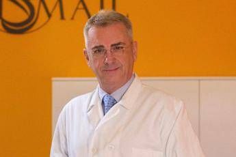 Torna l’ora solare, l’immunologo: “Doppio cambio annuale è stressante, genera un fenomeno assimilabile a un mini jet lag”