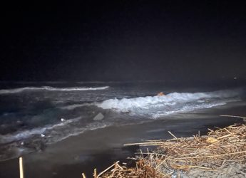 Un superstite: “Il motore ha fatto fumo e la barca si è spezzata”