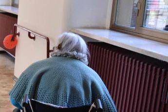 Violenza sessuale su anziane ospiti di un’Rsa, arrestato un infermiere