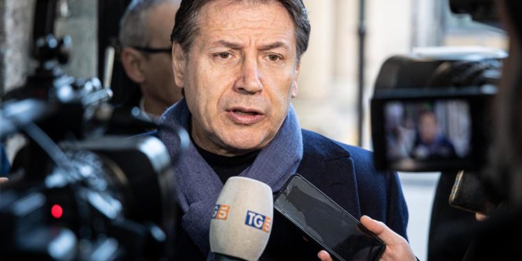 Scintille Calenda-Conte: ‘Adolescente capriccioso’. ‘Guardati allo specchio’