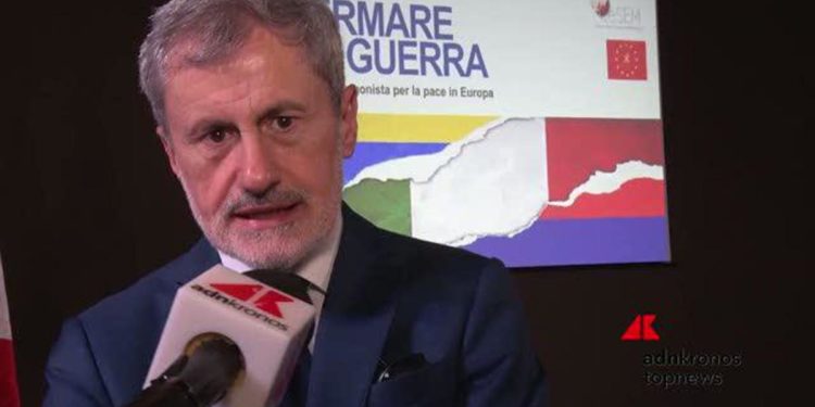Ucraina, Alemanno a fiaccolata in Campidoglio: “Mobilitazione trasversale contro la guerra”