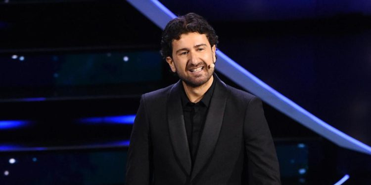 Sanremo 2023, Siani e l’uso eccessivo del telefonino: “Una spigola mi ha chiesto di rifarle la foto”