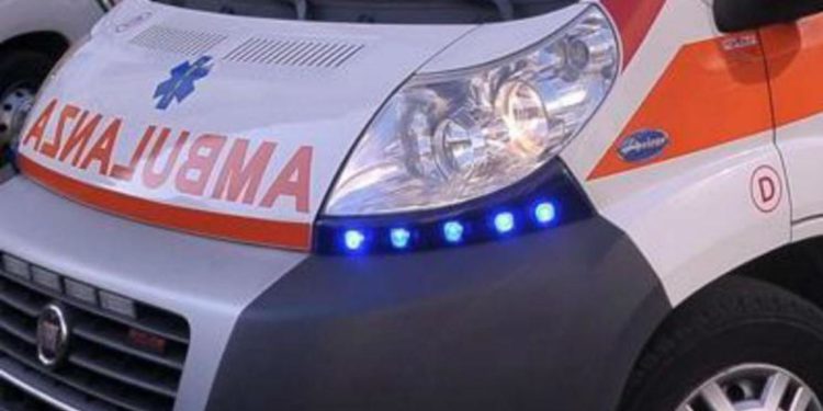Incidente Roma, auto contro albero: gravi 4 giovani