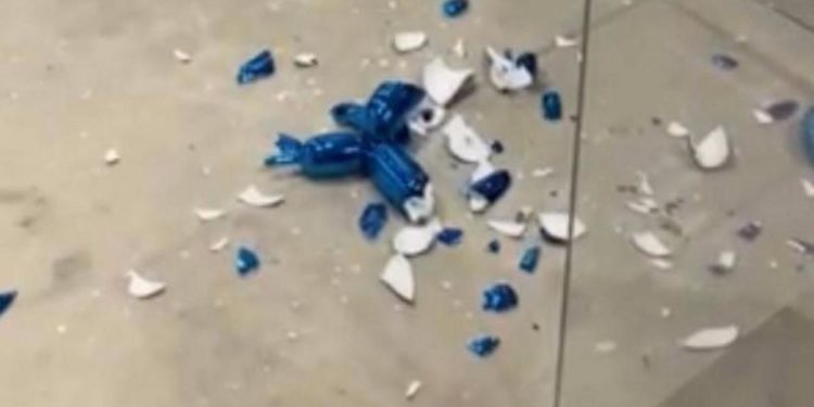 Usa, tocca scultura di Jeff Koons da 42mila dollari e la manda in frantumi