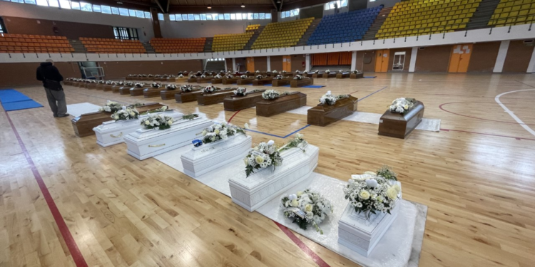 ‘Ammassati in stiva, la barca si è spezzata’, il racconto dell’orrore