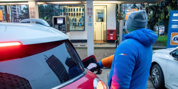 Prezzi oggi benzina, tra tagli e rincari alla pompa