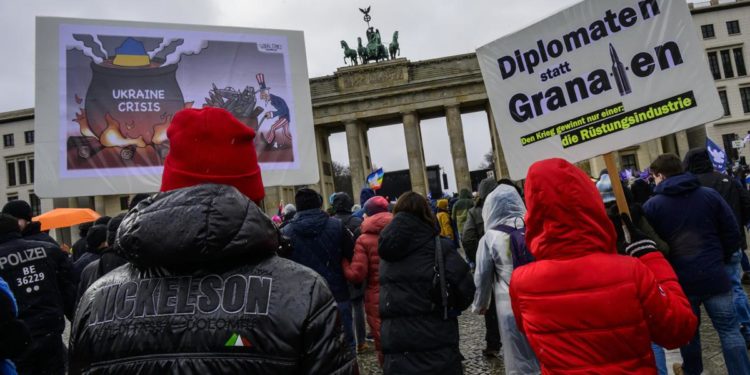 Ucraina, 10mila in piazza a Berlino: “Sì diplomazia, no a invio armi”