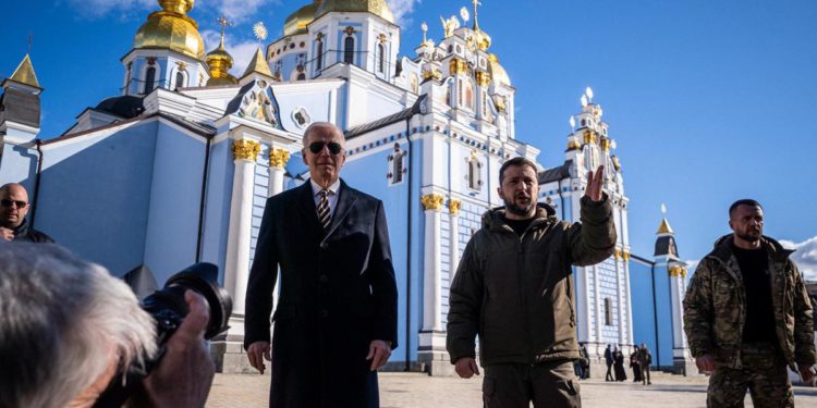 Biden da Zelensky a Kiev: cravatta e battute, la visita ‘dietro le quinte’