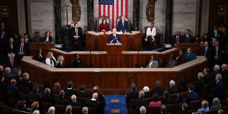 Biden fa appello all’unità, ma su scontro debito repubblicani lo fischiano