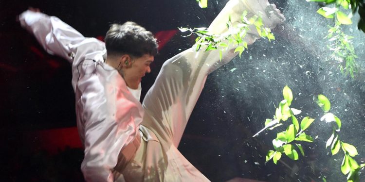 Sanremo 2023, Blanco distrugge i fiori sul palco: fischi dal pubblico