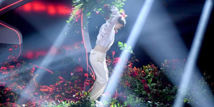 Sanremo 2023, Blanco distrugge i fiori sul palco: le reazioni