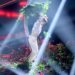Sanremo 2023, Blanco distrugge i fiori sul palco: le reazioni