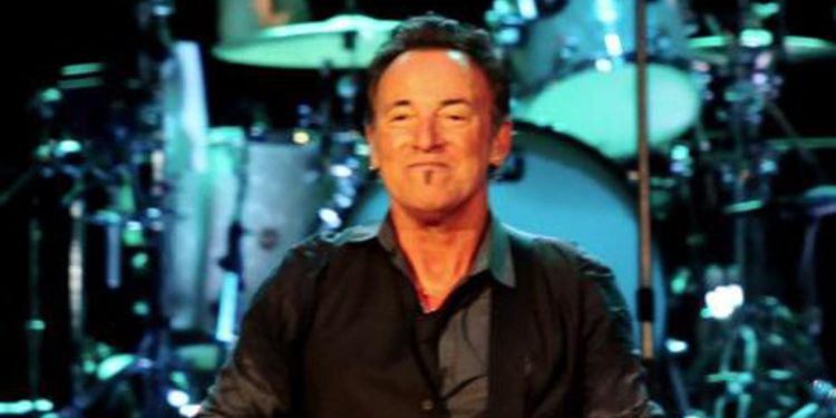 Bruce Springsteen lancia la chitarra e colpisce un tecnico in testa – Video