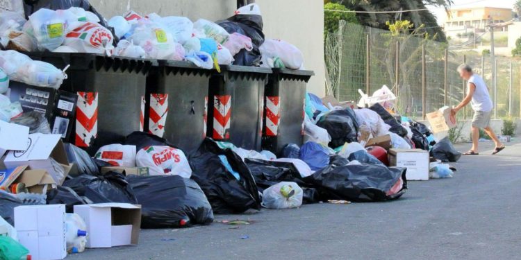 Rifiuti, raccolta differenziata e multe: ecco chi deve pagare