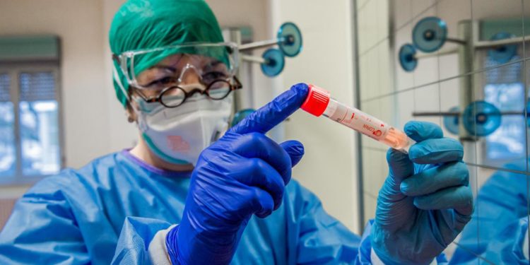 Covid oggi Lazio, 326 contagi e 2 morti: a Roma 195 casi