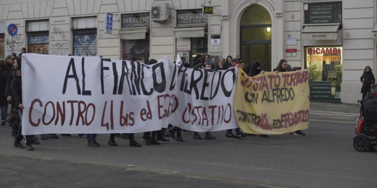 Cospito, corteo a Roma: tre denunciati per disordini