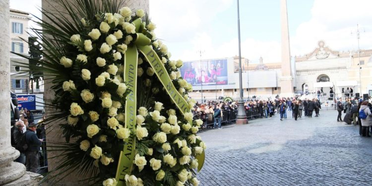 Costanzo, oggi i funerali: in migliaia a Piazza del Popolo