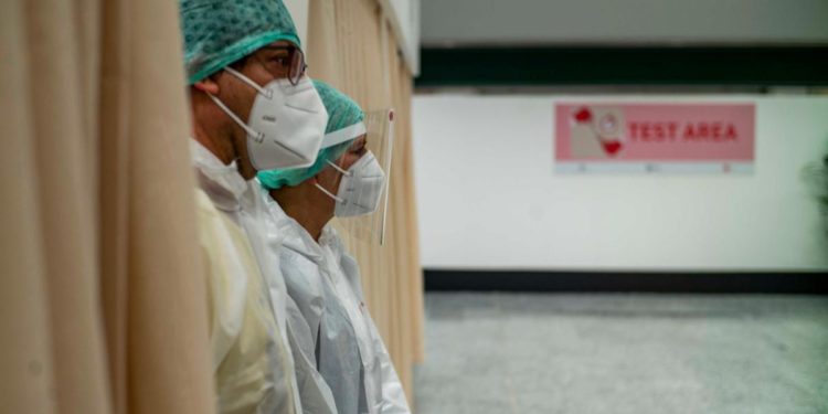 Covid oggi Italia, incidenza ancora in calo ma sale Rt: report Iss