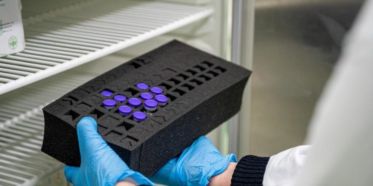 Covid, Stati Ue vogliono rinegoziare contratti vaccini: compagnie resistono