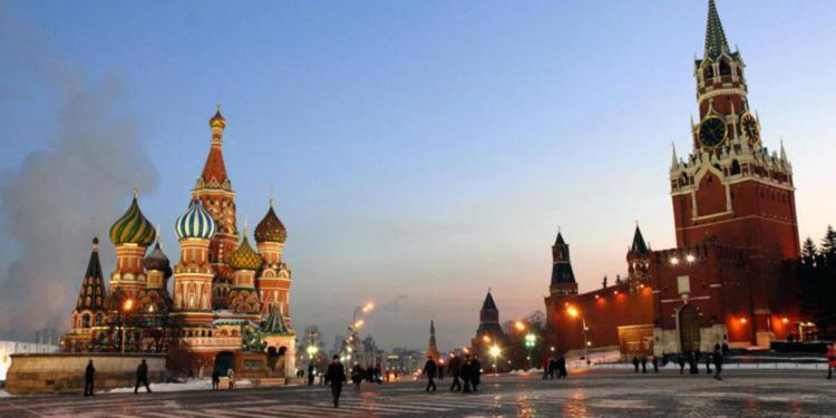 Russia, americana porta a spasso vitello su Piazza Rossa: arrestata