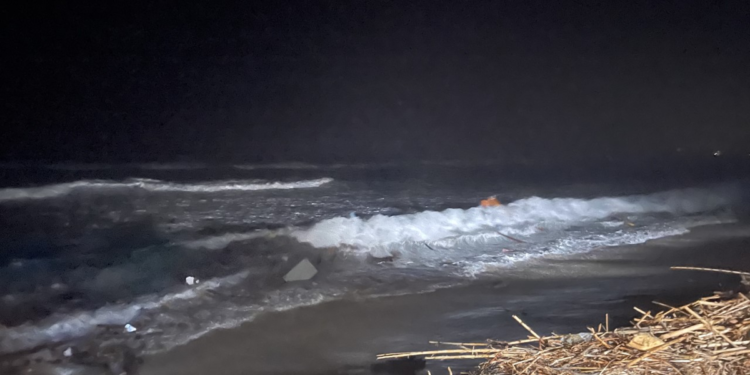 Un superstite: “Il motore ha fatto fumo e la barca si è spezzata”