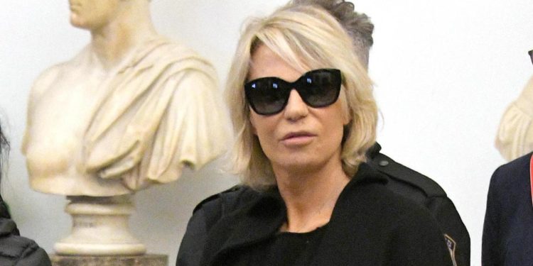 Costanzo, chiedono selfie a Maria De Filippi nella camera ardente
