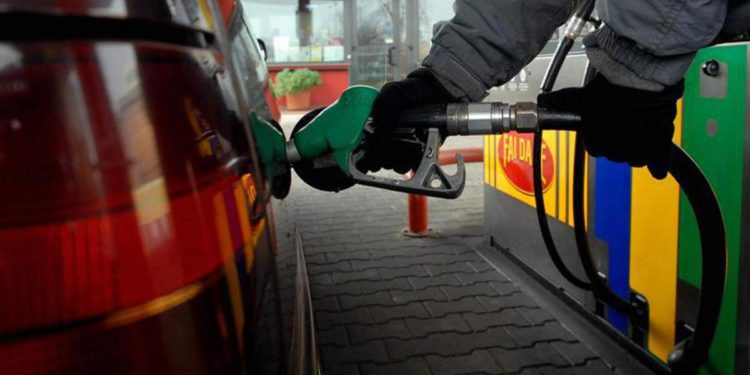 Prezzi benzina, oggi lieve calo sui listini