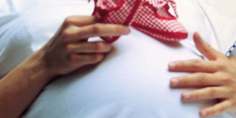 Roma, finge gravidanza e parto per tornare con ex: 30enne a processo per stalking