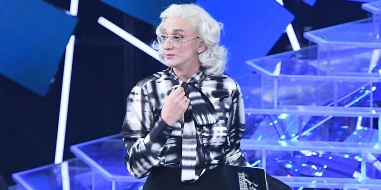 Sanremo 2023, Drusilla Foer sul palco con ragazza italoiraniana