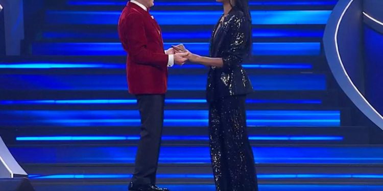 Sanremo 2023, Morandi su uno sgabello balla con la Egonu