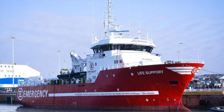 Migranti, sbarcati a Civitavecchia i 156 a bordo della nave di Emergency