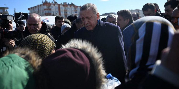 Terremoto Turchia, Erdogan visita zone colpite: “All’inizio problemi nei soccorsi”