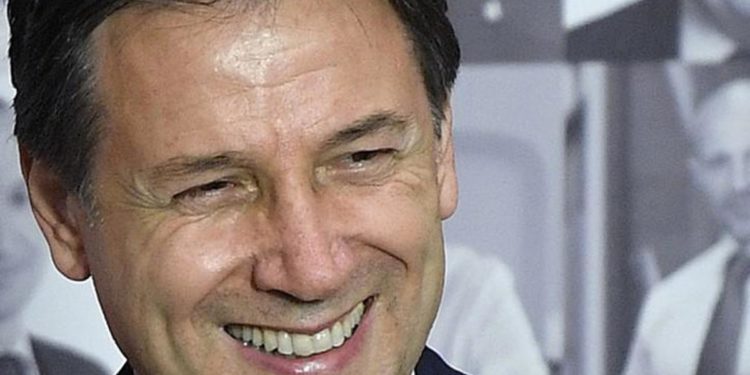 Conte: “Renzi? Prima in Twingo, ora con soldi sauditi in Ferrari…”