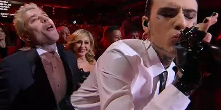 Sanremo 2023, esposto per atti osceni contro Fedez e Rosa Chemical