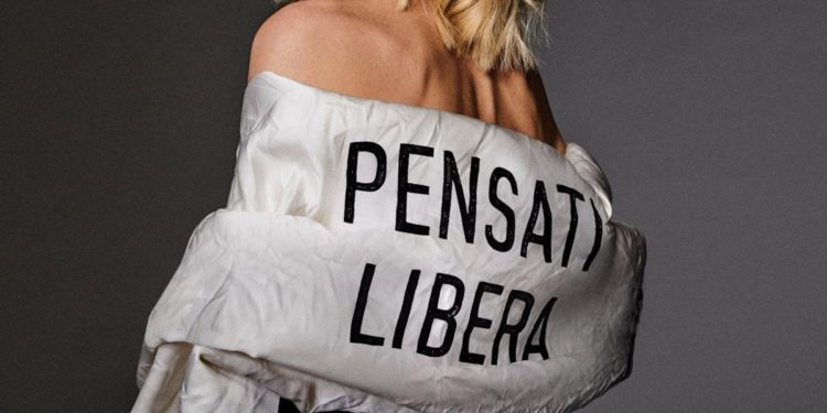 Sanremo 2023, Ferragni in scena con l’abito manifesto: “Pensati libera”
