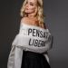 Sanremo 2023, Ferragni in scena con l’abito manifesto: “Pensati libera”