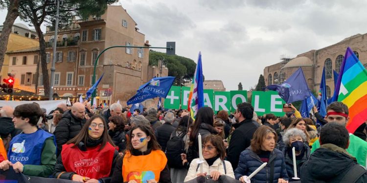 Ucraina, “No alla guerra”: al via dai Fori imperiali la fiaccolata per la pace