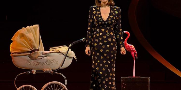 Sanremo 2023, il potente monologo di Chiara Francini tra paure e speranze delle madri mancate