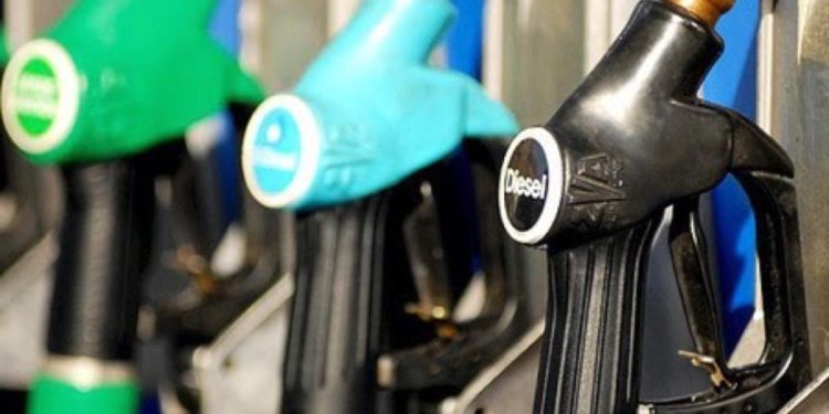 Carburanti, prezzi medi in calo