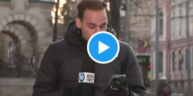Ucraina, giornalista si ‘becca’ bacio in diretta – Video