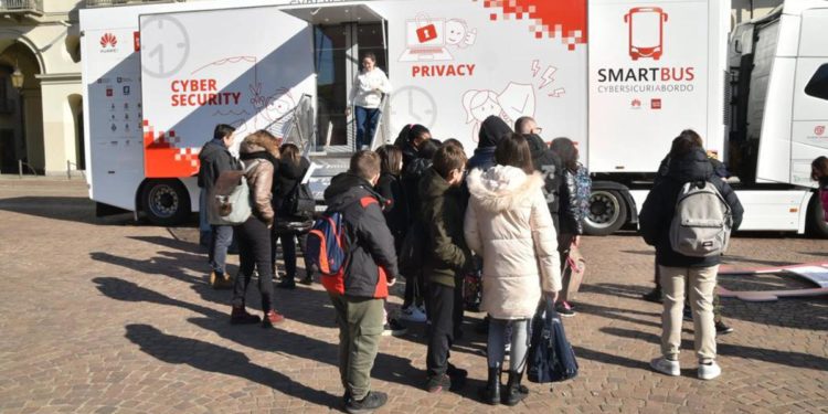Huawei nelle piazze d’Italia con ‘SmartBus’ per promuovere la sicurezza digitale