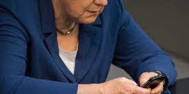 Ucraina, Merkel al telefono con finto Poroshenko: ingannata da comici russi