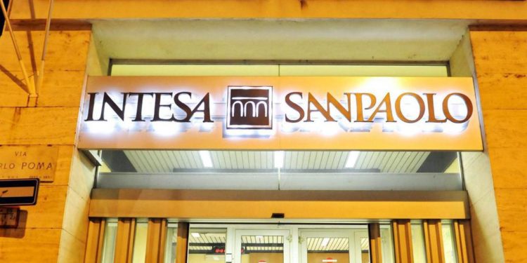 Uscita ‘ordinata’ dalla Russia, l’effetto sui conti di Intesa Sp e Unicredit