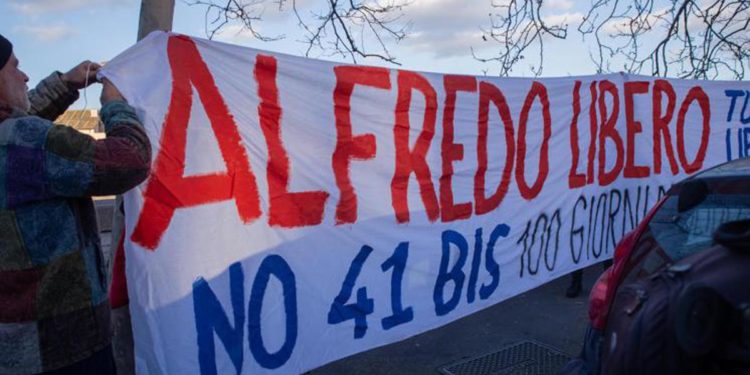 Cospito, il legale: “Ha perso 45 kg ma determinato ad andare avanti”