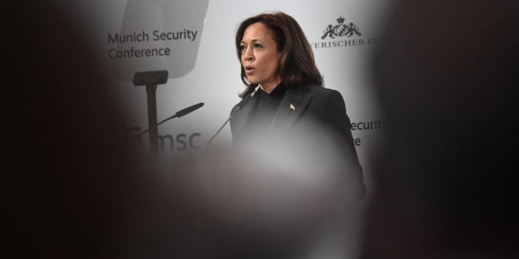 Ucraina, Kamala Harris: “Da Russia crimini contro l’umanità”
