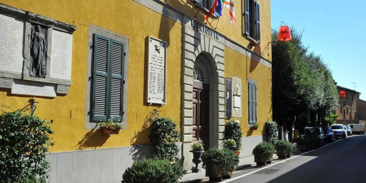 Lajatico, volantino omofobo contro il sindaco: “Figli, non omosessuali”