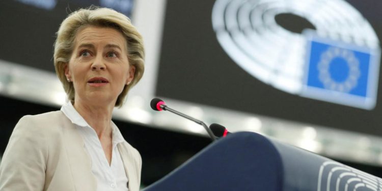 Covid, Nyt fa causa a Commissione Ue: non rese pubblici messaggi von der Leyen-Pfizer